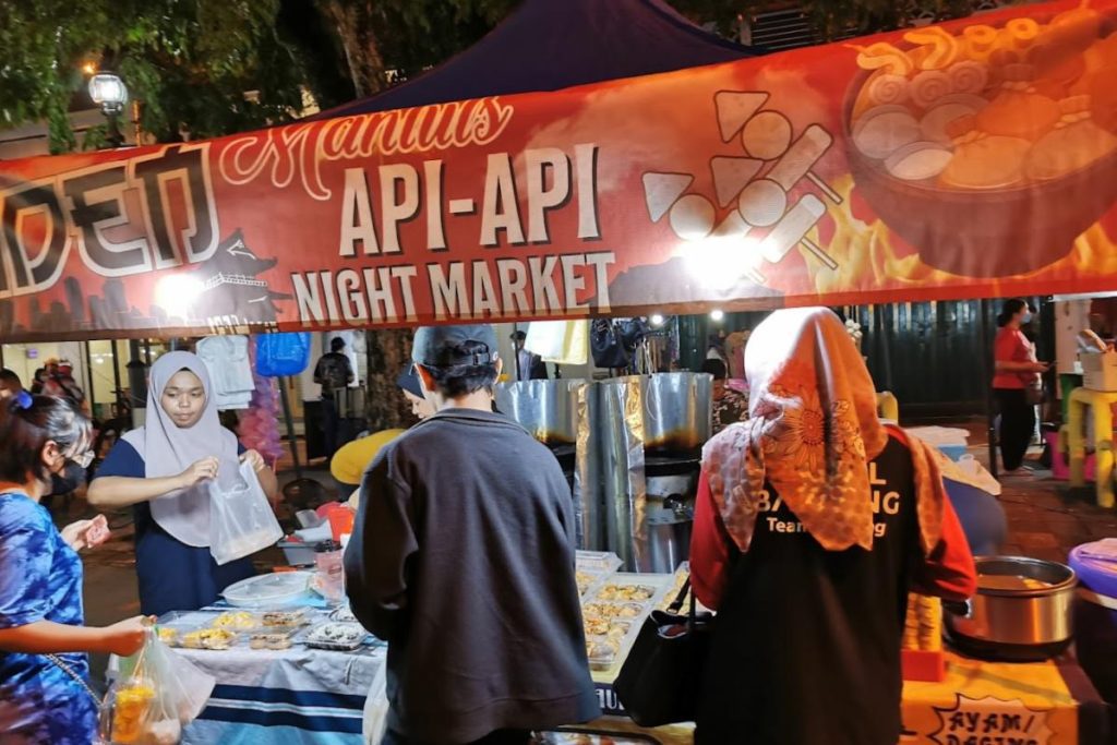 10 Aktiviti Menarik Untuk Dilakukan di Kota Kinabalu 2025 12 Try-The-Street-Food-At-The-Night-Food-Market-At-Gaya-Street-