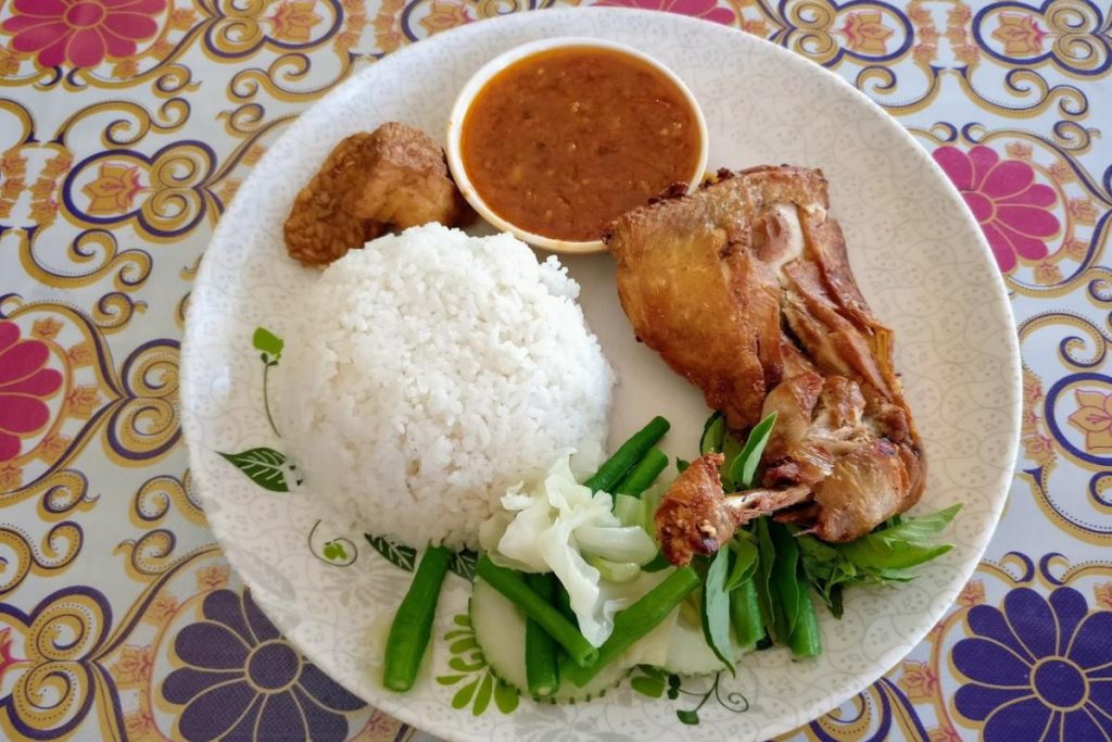 10 Ayam Penyet Terbaik di Sabah 2025 7 Restoran-Rahmat-II-