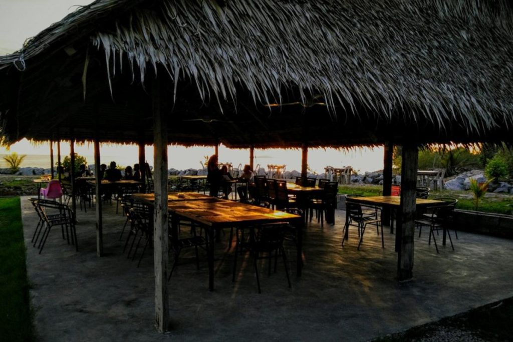 10 Aktiviti Menarik Berdekatan Pontian 2025 17 Taste-Delicious-Western-Food-With-A-View-At-The-Coxn-Cafe-