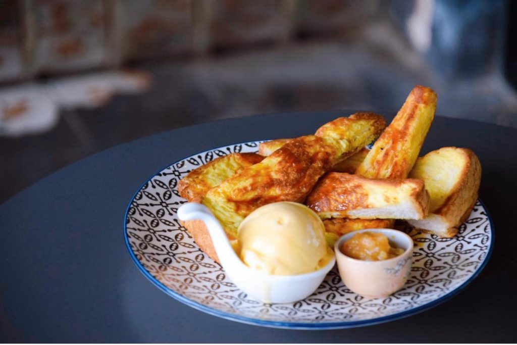 8 Roti Bakar Perancis Terbaik di Penang 2025 15 Bricklin-Cafe-Bar-