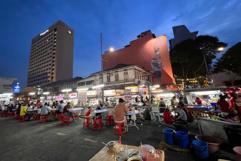 10 Aktiviti Menarik Untuk Dilakukan di George Town 2025 14 Enjoy-Penang-Hawker-Food-At-New-Lane-Street-Food-Stalls-