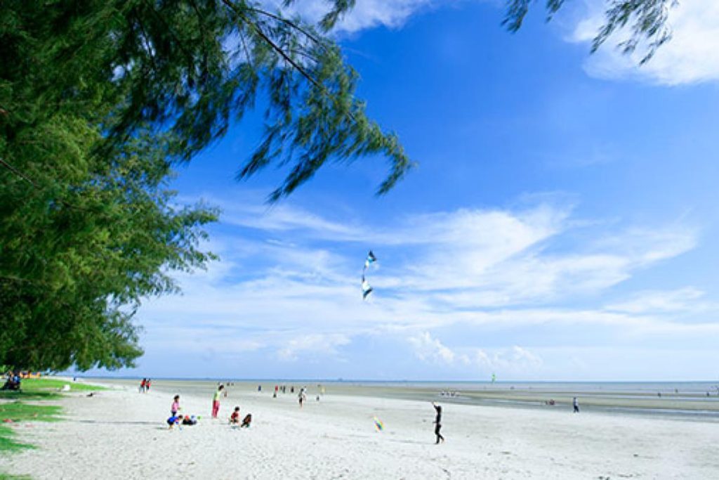 Top 10 Best Things To Do in Banting 2025 16 Enjoy-the-Cool-Breeze-At-Morib-Beach-