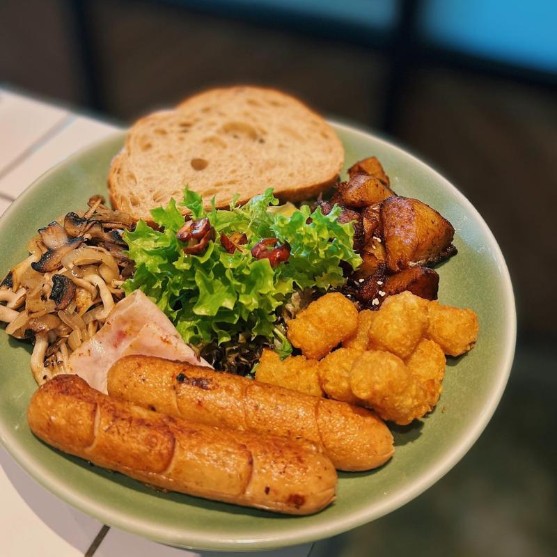 9 Big Breakfast Terbaik di Johor Bahru 2025 15 Fam-Cafe-