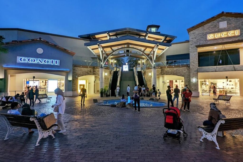 10 Aktiviti Menarik Untuk Dilakukan Berhampiran Pasir Gudang 2025 22 Go-Shopping-At-the-Johor-Premium-Outlets-
