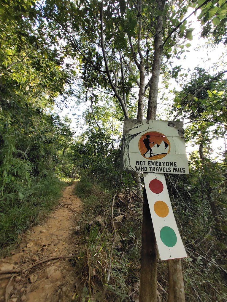 8 Tempat Mendaki dan Merentas Denai Terbaik di Kota Kinabalu 2025 12 Karambunai-Red-Hill