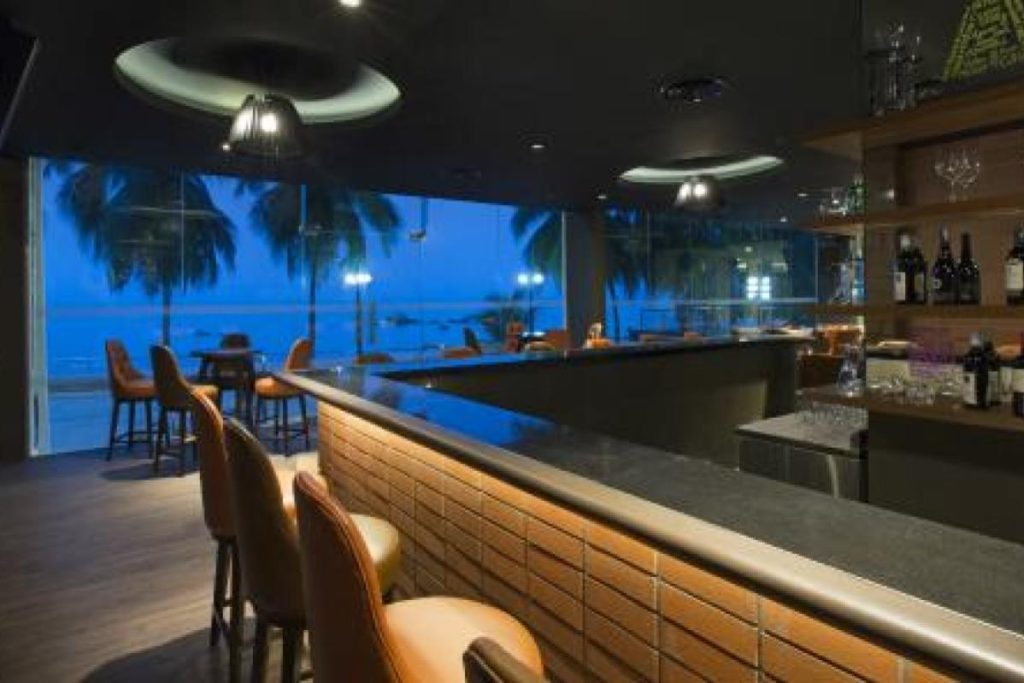 <strong>10 Bar Hotel Terbaik di Pulau Pinang 2025</strong> 10 Mercure-Penang-Beach-Bar