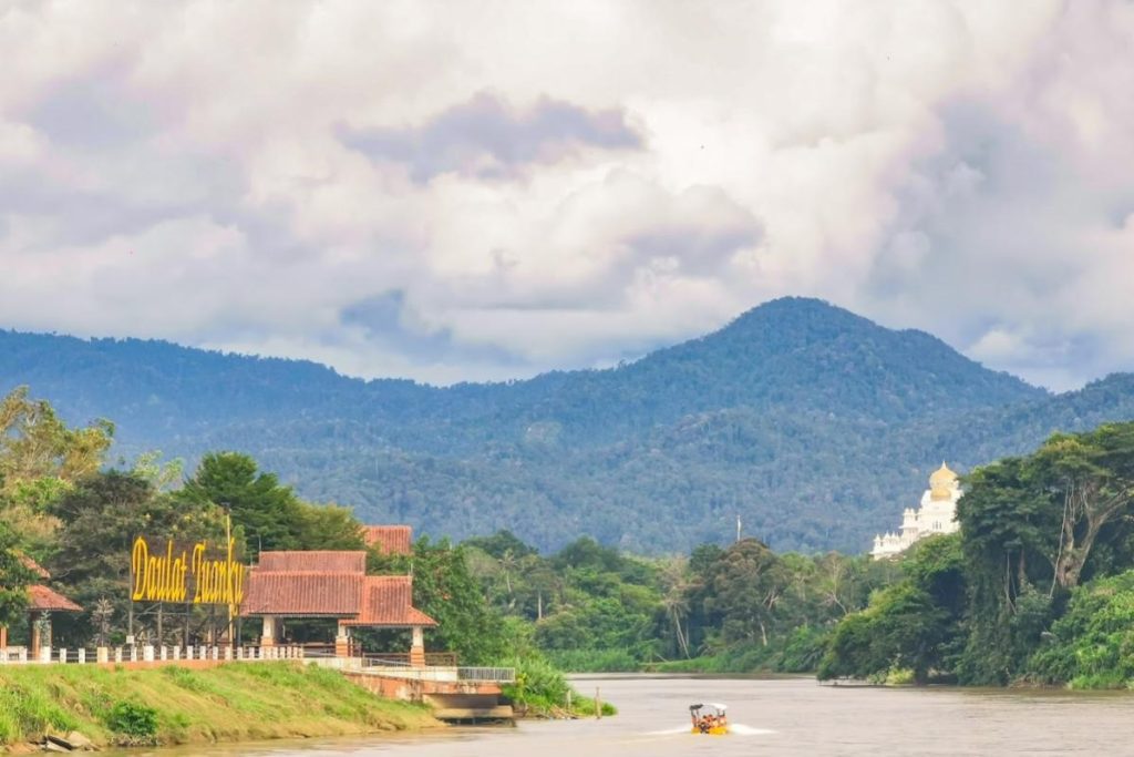 10 Aktiviti Menarik Untuk Dilakukan di Kuala Kangsar 2025 12 Ride-a-Boat-At-the-Dataran-Lembah-Sungai-Perak-