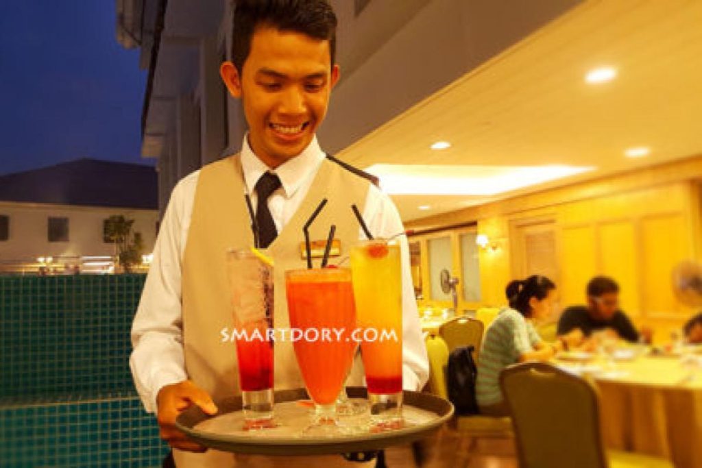 <strong>10 Bar Hotel Terbaik di Pulau Pinang 2025</strong> 9 Royale-Chulan-Penang-Poolside-Bar-