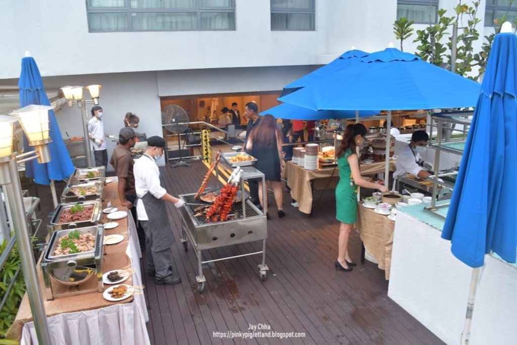 <strong>10 Bar Hotel Terbaik di Pulau Pinang 2025</strong> 8 Royale-Chulan-Penang-Poolside-Bar