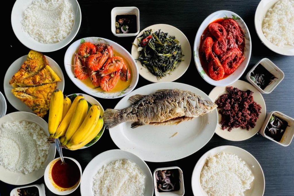 10 Aktiviti Menarik Untuk Dilakukan Berhampiran Pasir Gudang 2025 20 Taste-the-Best-Siakap-Goreng-in-Town-At-Rahmat-Siakap-Goreng-