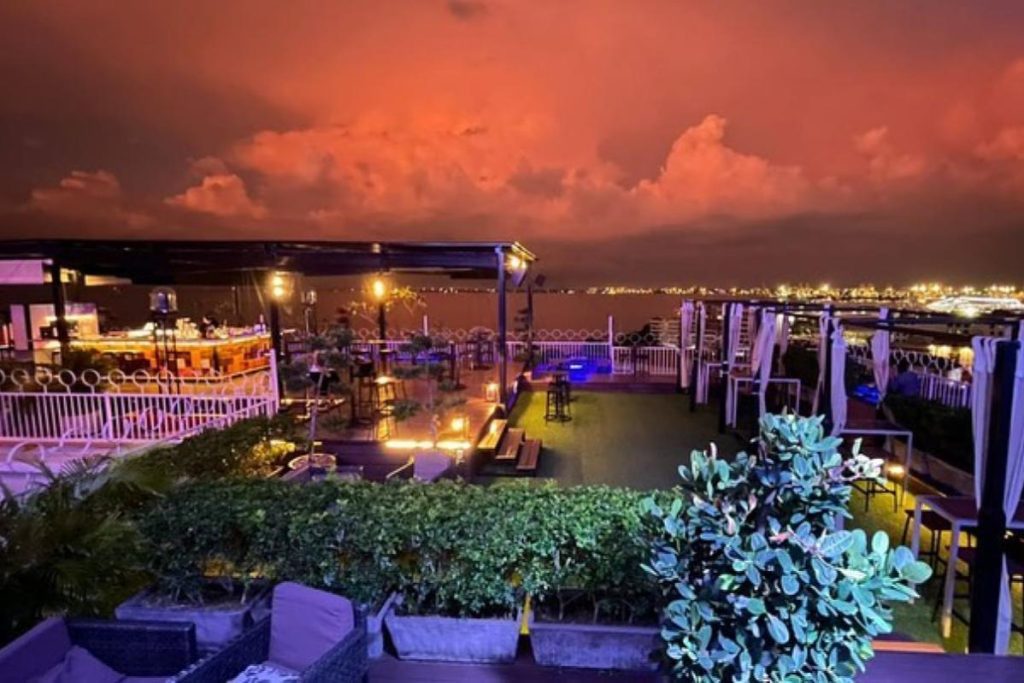 <strong>10 Bar Hotel Terbaik di Pulau Pinang 2025</strong> 14 Three-Sixty-Revolving-Rooftop-Bar