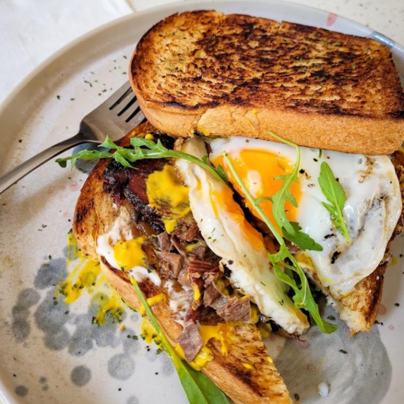 10 Kafe Terbaik di Bukit Jelutong 2025 19 Breakfast-Room-