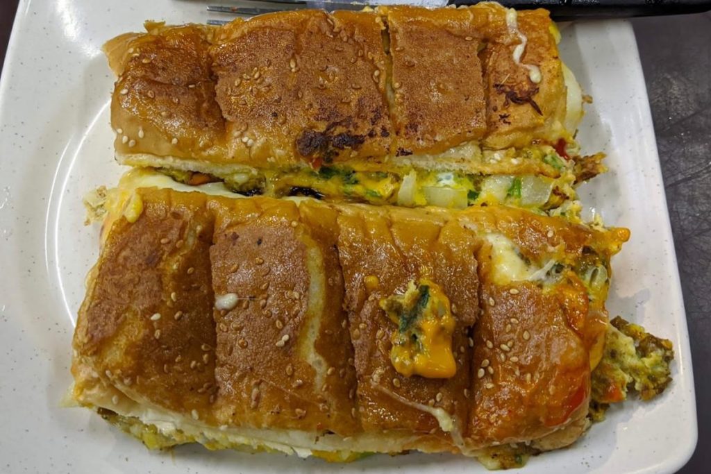 6 Roti John Terbaik di Johor 2025 7 Burger-DHouse-