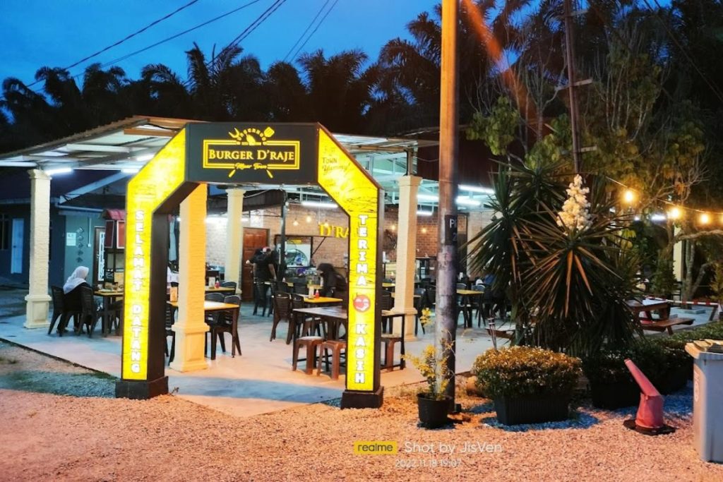 6 Roti John Terbaik di Johor 2025 4 Burger-DRaje-Western-and-Grill-