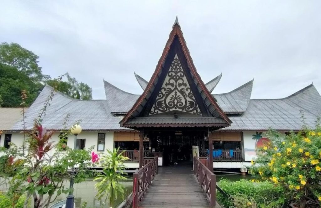 8 Restoran Steamboat Terbaik di Kota Kinabalu 2025 2 Kampung-Nelayan-Floating-Seafood-Market-Restaurant-