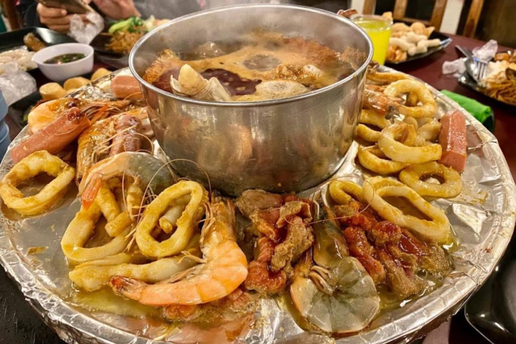 8 Restoran Steamboat Terbaik di Kota Kinabalu 2025 3 Kampung-Nelayan-Floating-Seafood-Market-Restaurant-