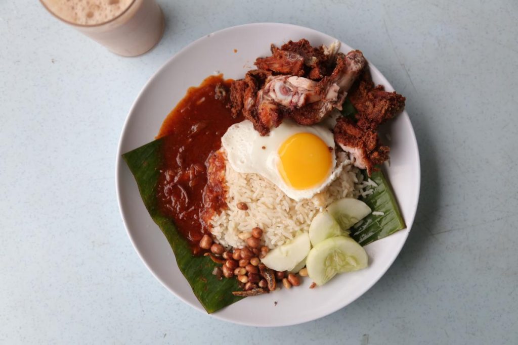 20 Restoran Terbaik di Petaling Jaya 2025 4 Nasi-Lemak-Bumbung-PJ-Sea-Park