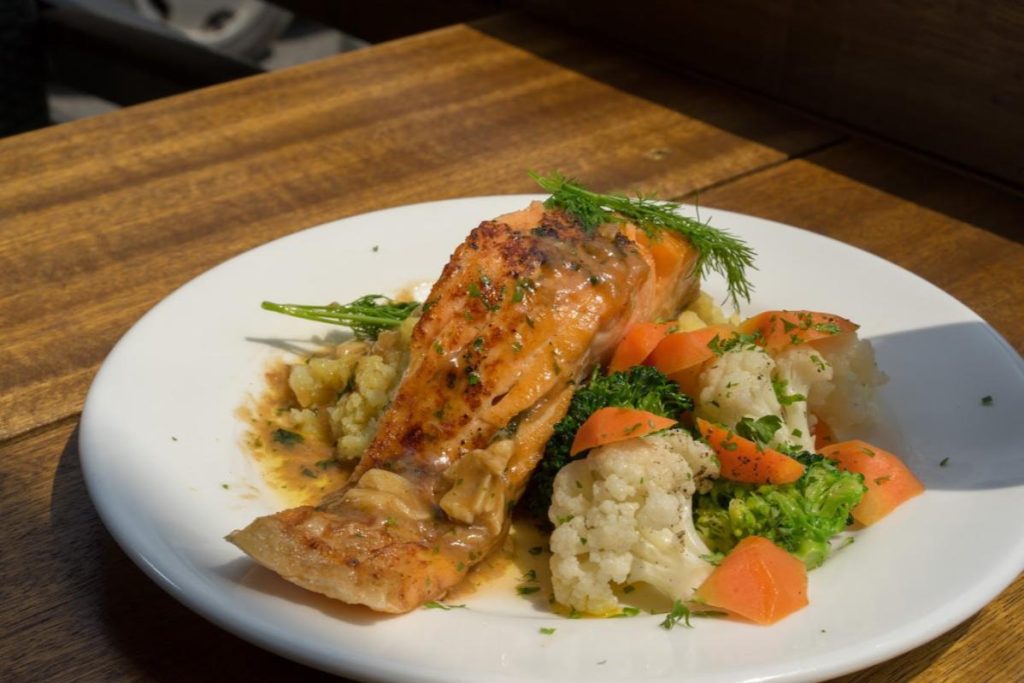 6 Makanan Barat Terbaik di Kota Kemuning 2025 13 The-Deck-Bar-Restaurant-