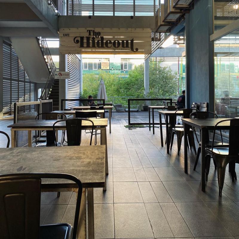 10 Kafe Terbaik di Bukit Jelutong 2025 4 The-Hideout-Cafe-