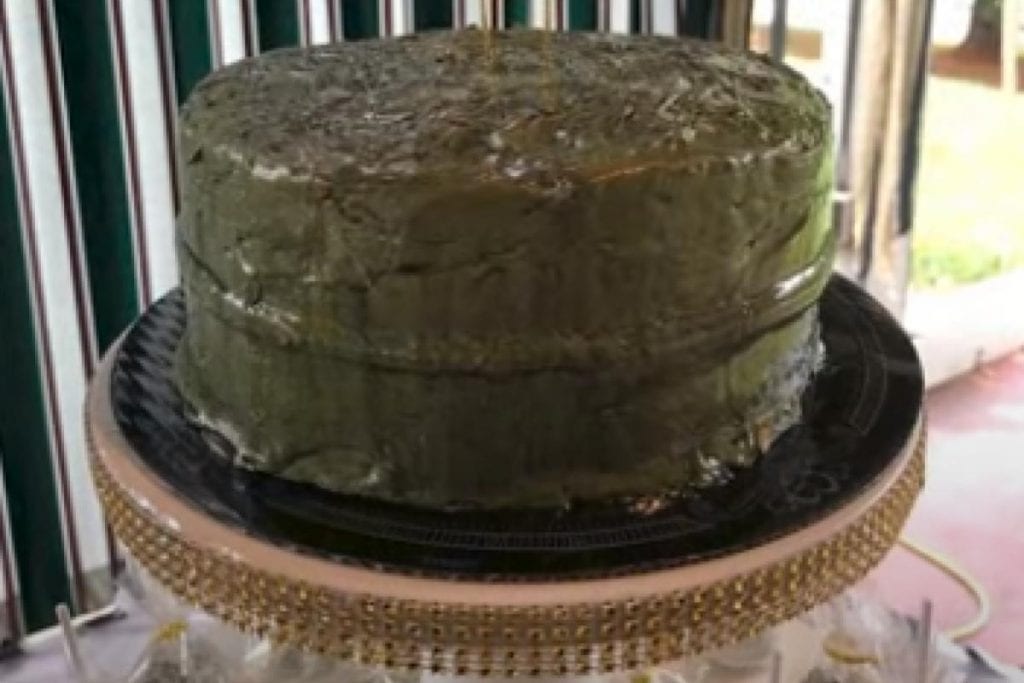 Funniest Wedding Cake Fails | Expectation Is Far From Reality 14 The-‘Gold-Cake-x-