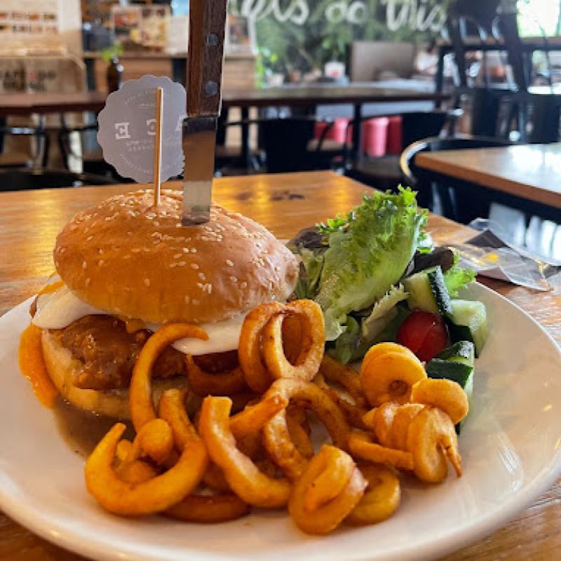 10 Restoran Makanan Barat Terbaik di Cheras 2025 15 ACE-by-Tea-Code-