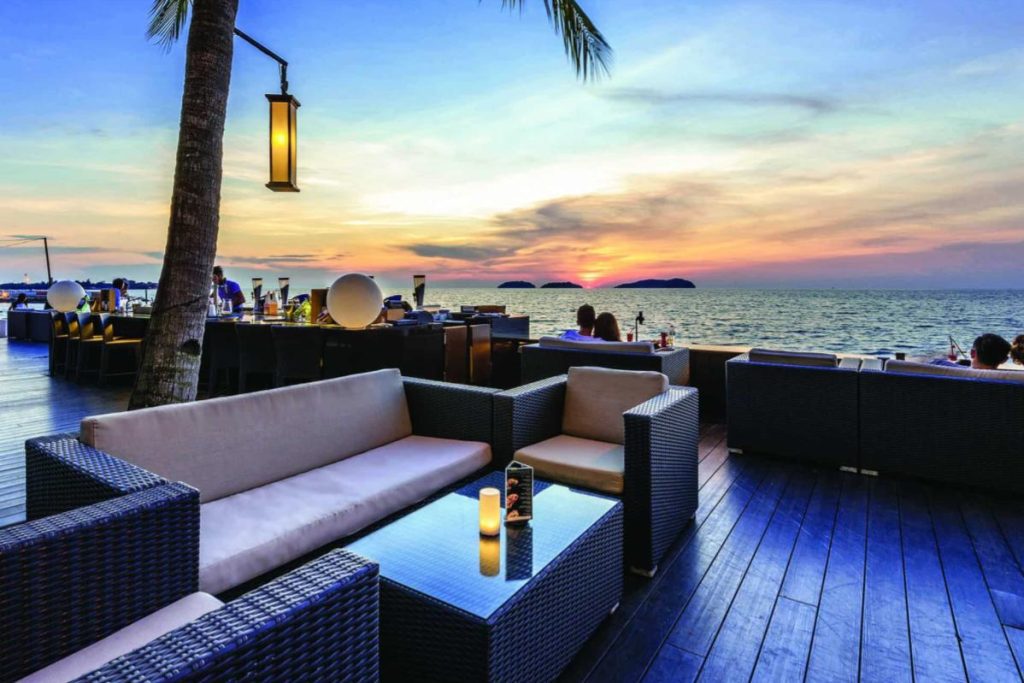 <strong>8 Beach Bar Terbaik di Malaysia 2025</strong> 13 Al-Fresco-