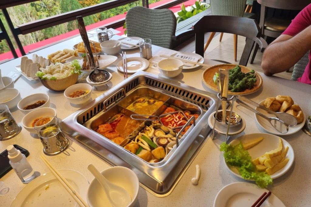 <strong>4 Restoran Steamboat Terbaik di Genting Highlands 2025</strong> 7 Awana-Garden-Hotpot-