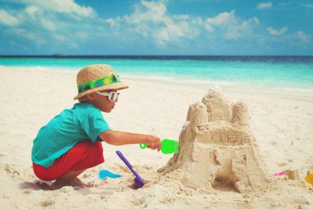 10 Aktiviti Menarik di Pantai Malaysia 2025 10 Build-A-Sandcastle