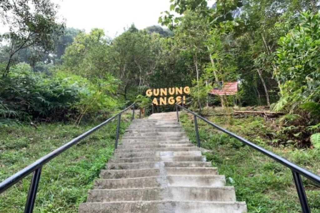 10 Tempat Terbaik Untuk Mendaki di Negeri Sembilan 2025 6 Bukit-Putus-Mount-Angsi-Trailhead