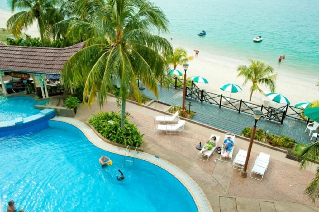 6 Hotel Pantai Terbaik di Pulau Pinang 2025 3 Flamingo-Hotel-By-The-Beach-