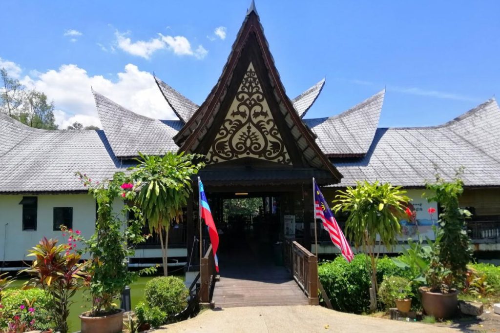 Top 10 Best Seafood Restaurants in Kota Kinabalu 2025 7 Kampung-Nelayan-Floating-Seafood-Market-Restaurant-