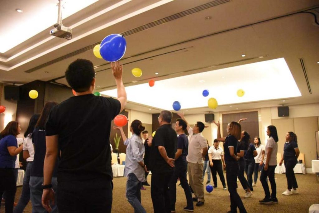 Top 10 Best Indoor Team Building Activities in Malaysia 2025 7 Keep-the-Balloons-Up