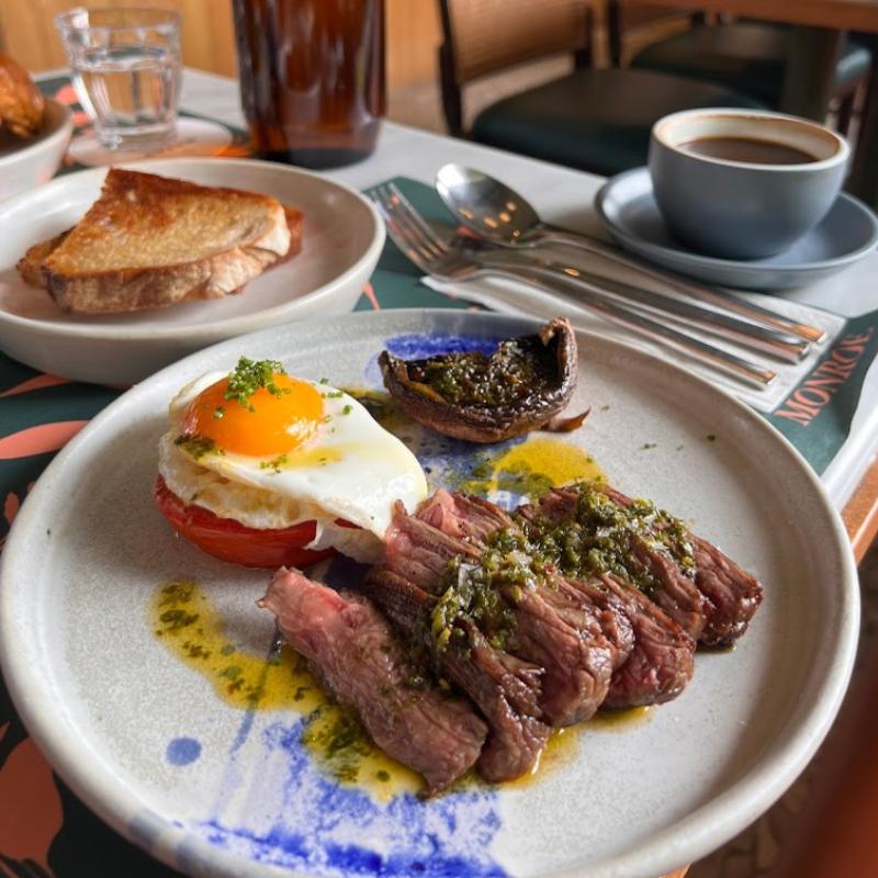 <strong>10 Restoran Sarapan Terbaik di Bukit Bintang 2025</strong> 18 MONROE-