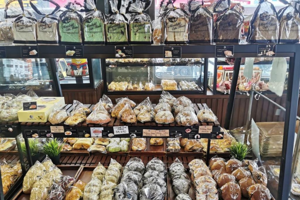 <strong>10 Pencuci Mulut Terbaik di Sri Petaling 2025</strong> 21 Moonlight-Cake-House-Sri-Petaling-