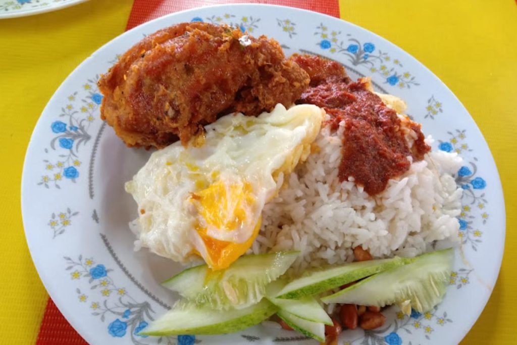 Top 10 Best Places to Get Nasi Lemak in Melaka 2025 3 Nasi-Lemak-Tokong-Warisan-Bachang-