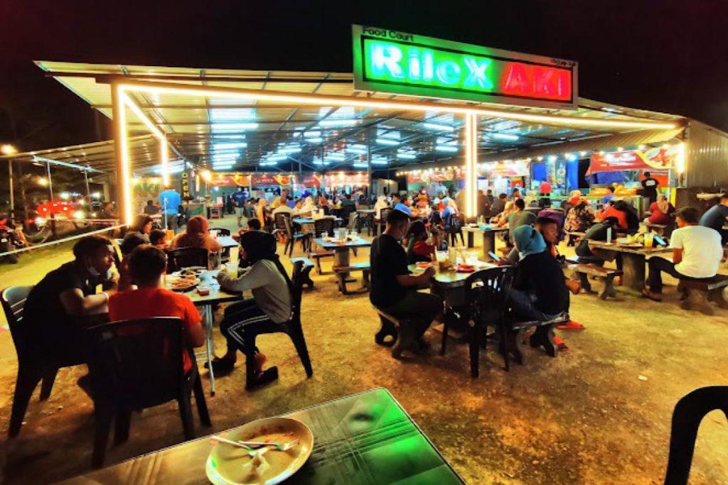 <strong>10 Medan Selera Terbaik di Kuantan 2025</strong> 6 RileX-AKI-Food-Court-