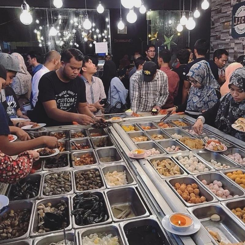 Top 10 Best Buffet Restaurants in Shah Alam 2025 15 Steamboat-BBQ-Buffet-DKayangan-