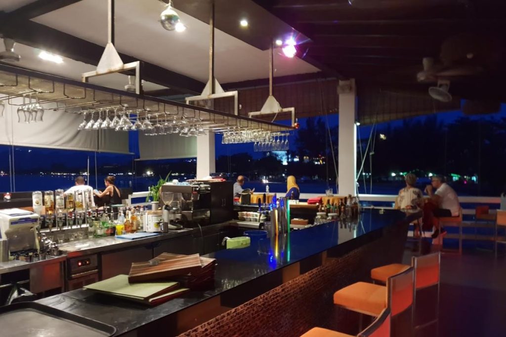 <strong>8 Beach Bar Terbaik di Malaysia 2025</strong> 7 The-Cliff-Pantai-Cenang-Langkawi-