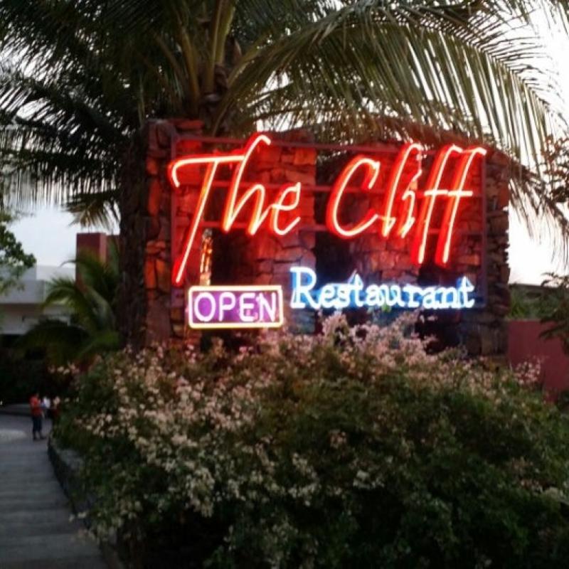 <strong>8 Beach Bar Terbaik di Malaysia 2025</strong> 6 The-Cliff-Pantai-Cenang-Langkawi