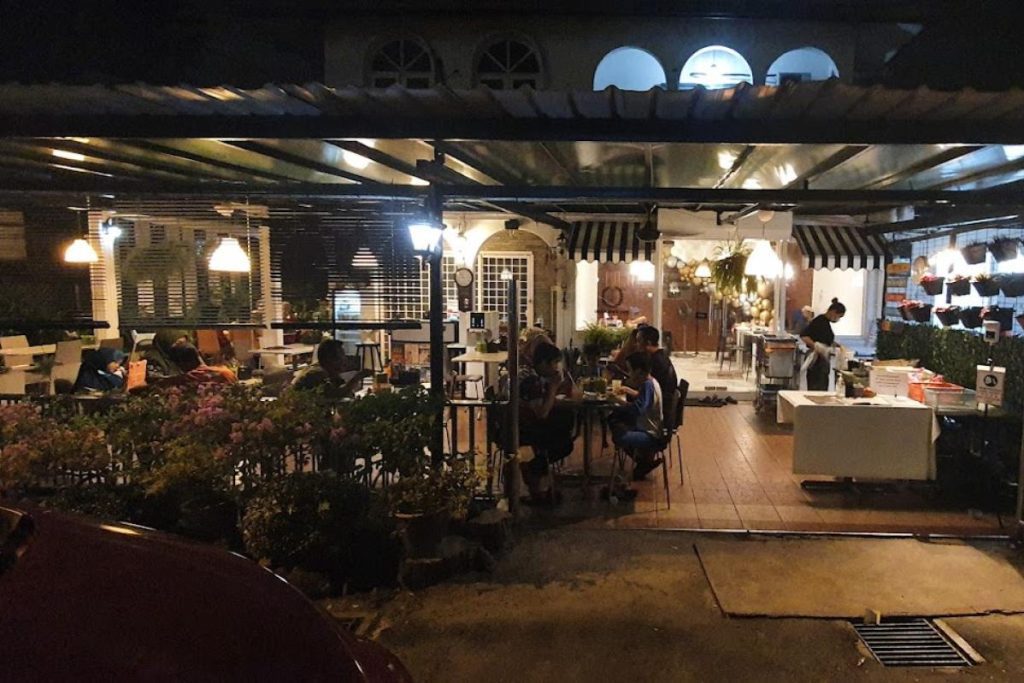 10 Restoran Makanan Barat Terbaik di Batu Caves 2025 12 Uncle-Ron-Cafe