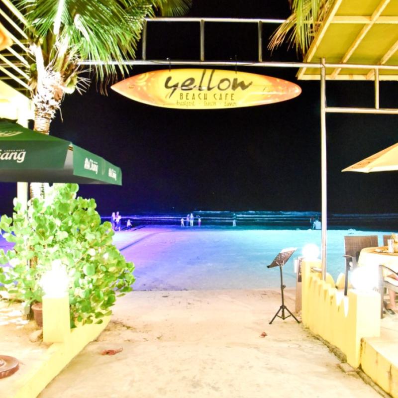 <strong>8 Beach Bar Terbaik di Malaysia 2025</strong> 2 Yellow-Beach-Cafe