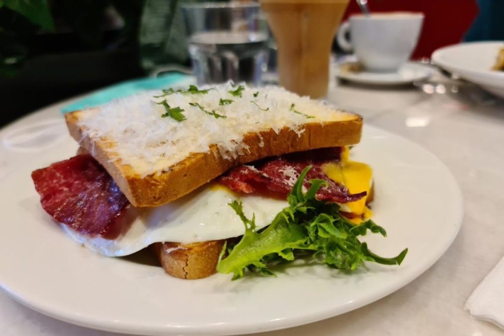 <strong>10 Restoran Sarapan Terbaik di Bukit Bintang 2025</strong> 9 illy-Caffe-Pavilion-