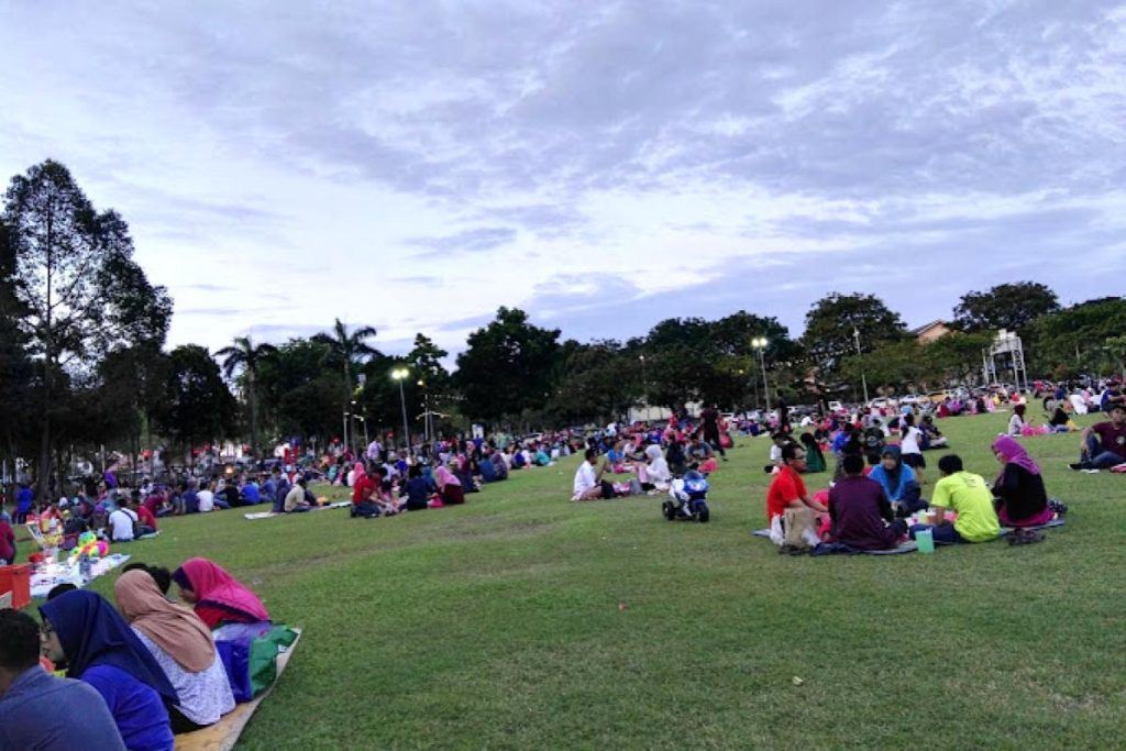 10 Aktiviti Outdoor Terbaik di Selangor 2025 11 Picnicking-At-Shah-Alam-Independence-Square-