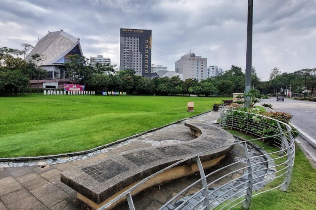 10 Aktiviti Outdoor Terbaik di Selangor 2025 10 Picnicking-At-Shah-Alam-Independence-Square