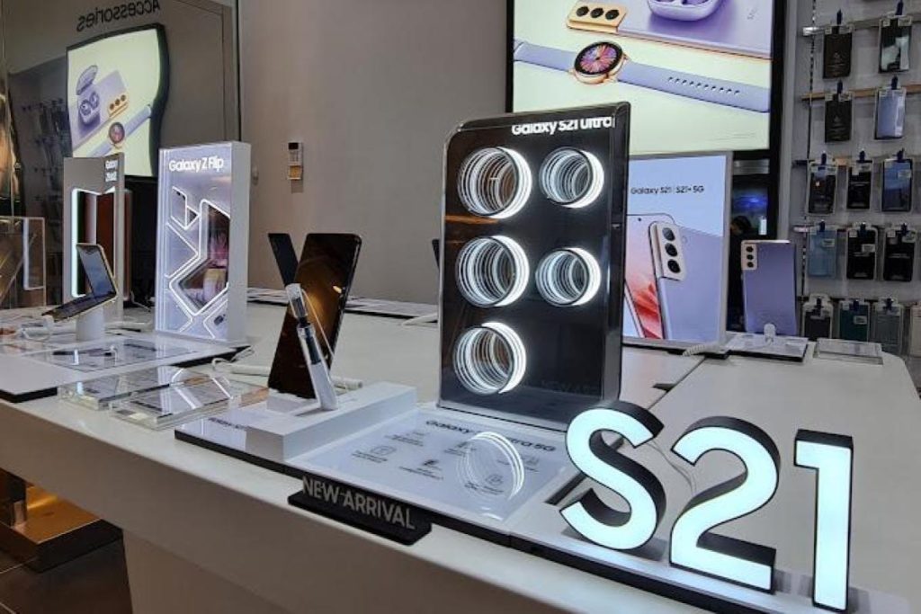Top 10 Best Phone Stores in Johor 2025 9 Samsung-Experience-Store-AEON-Bandar-Dato-Onn-