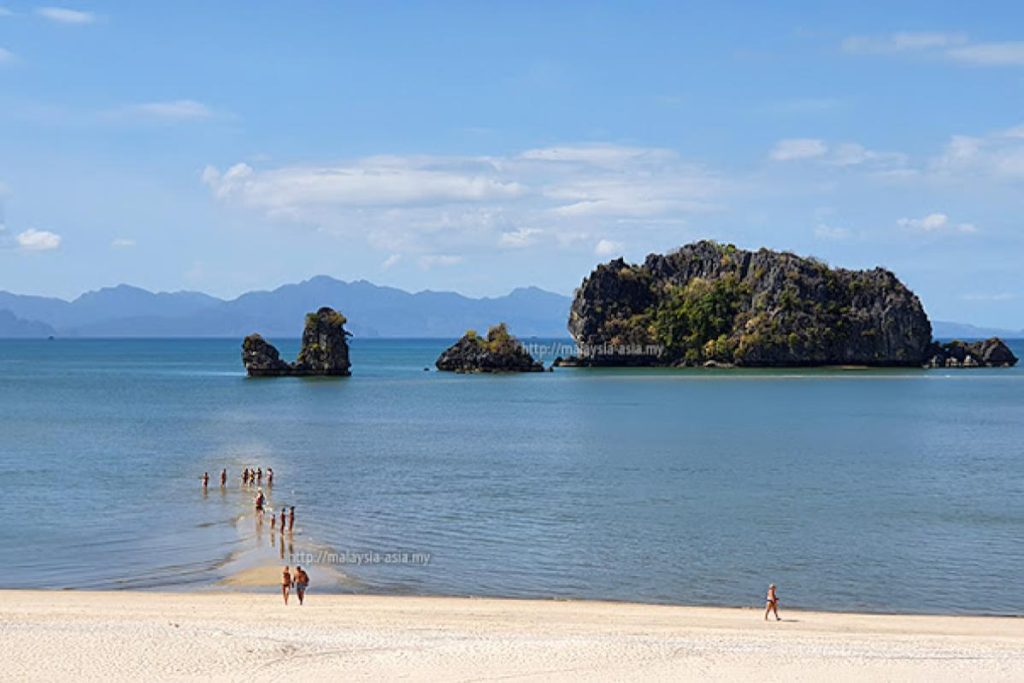 Top 10 Best Beaches in Langkawi 2025 3 Tanjung-Rhu-Beach-