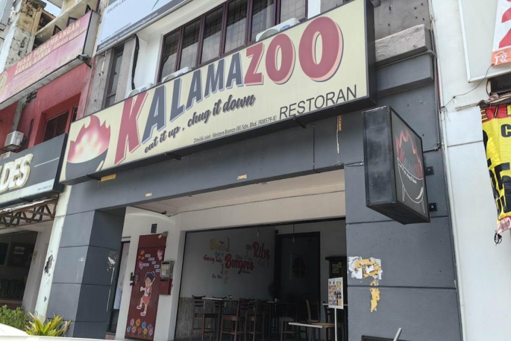 10 Restoran Mesra Haiwan Kesayangan Terbaik di KL & Selangor 2025 18 Kalamazoo-Restaurant-Cafe