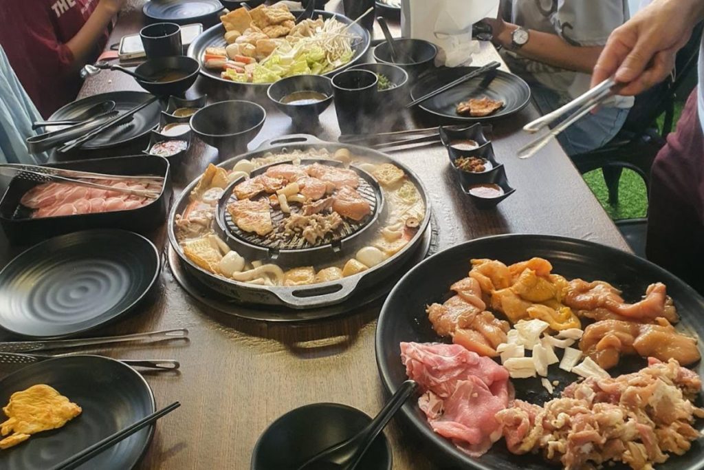 10 Restoran Steamboat Terbaik di Cheras 2025 11 Mu-Kratha-Charcoal-BBQ-Steamboat-Mookata-