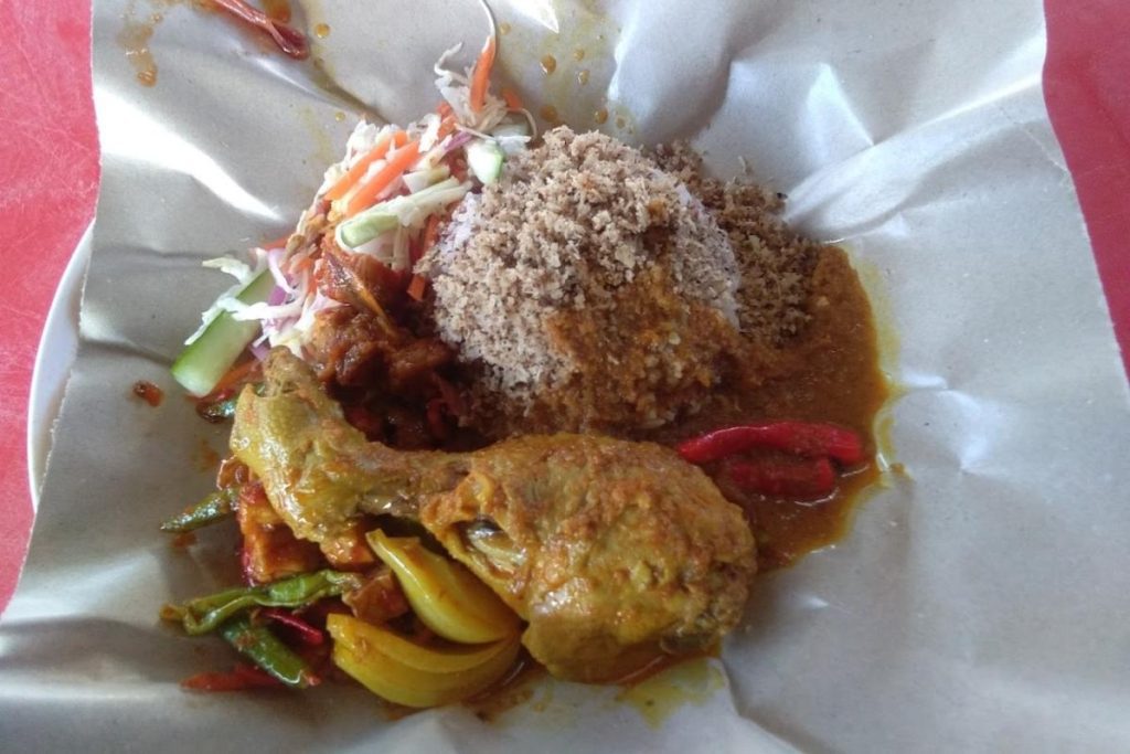 8 Nasi Kukus Terbaik di Johor 2025 7 Nasi-Kukus-Ayam-Goreng-Berempah-Pekan-Muar-