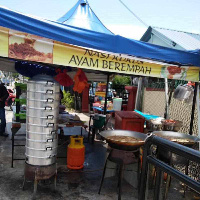 8 Nasi Kukus Terbaik di Johor 2025 6 Nasi-Kukus-Ayam-Goreng-Berempah-Pekan-Muar
